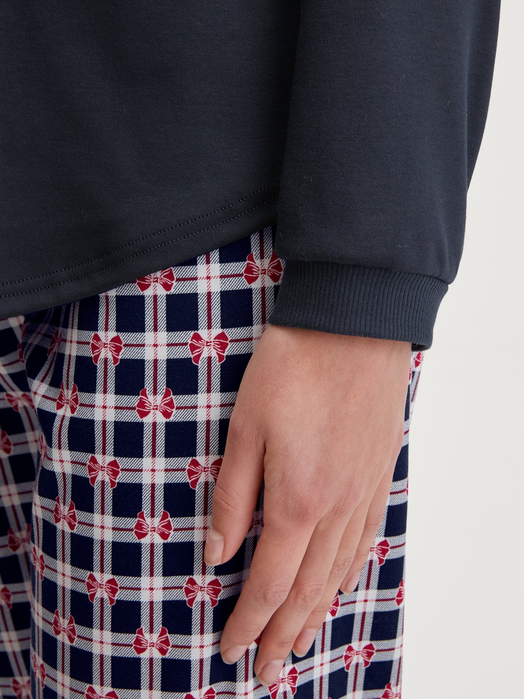 Damen-Model trägt Pyjama, lang aus 100% Baumwolle in Blau, Kariert aus Serie Family & Friends von CALIDA, Detail