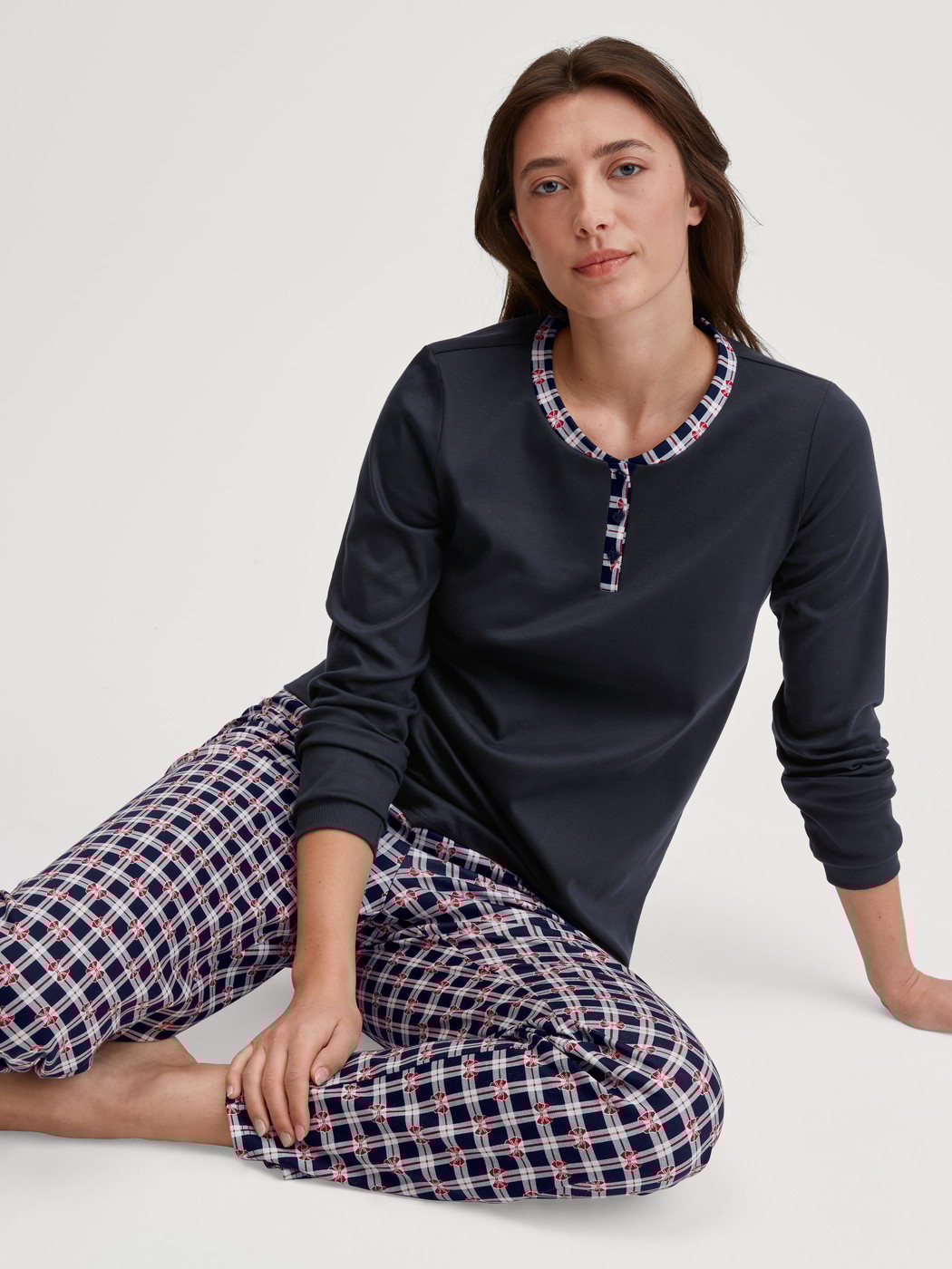 Damen-Model trägt Pyjama, lang aus 100% Baumwolle in Blau, Kariert aus Serie Family & Friends von CALIDA, Zusatzbild