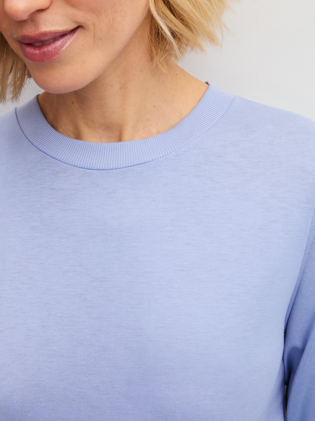 Women model is wearing Pyjama with cuff made of 100% Cotton in Blue, Patterned from the EDITION 85 series by CALIDA, Detail