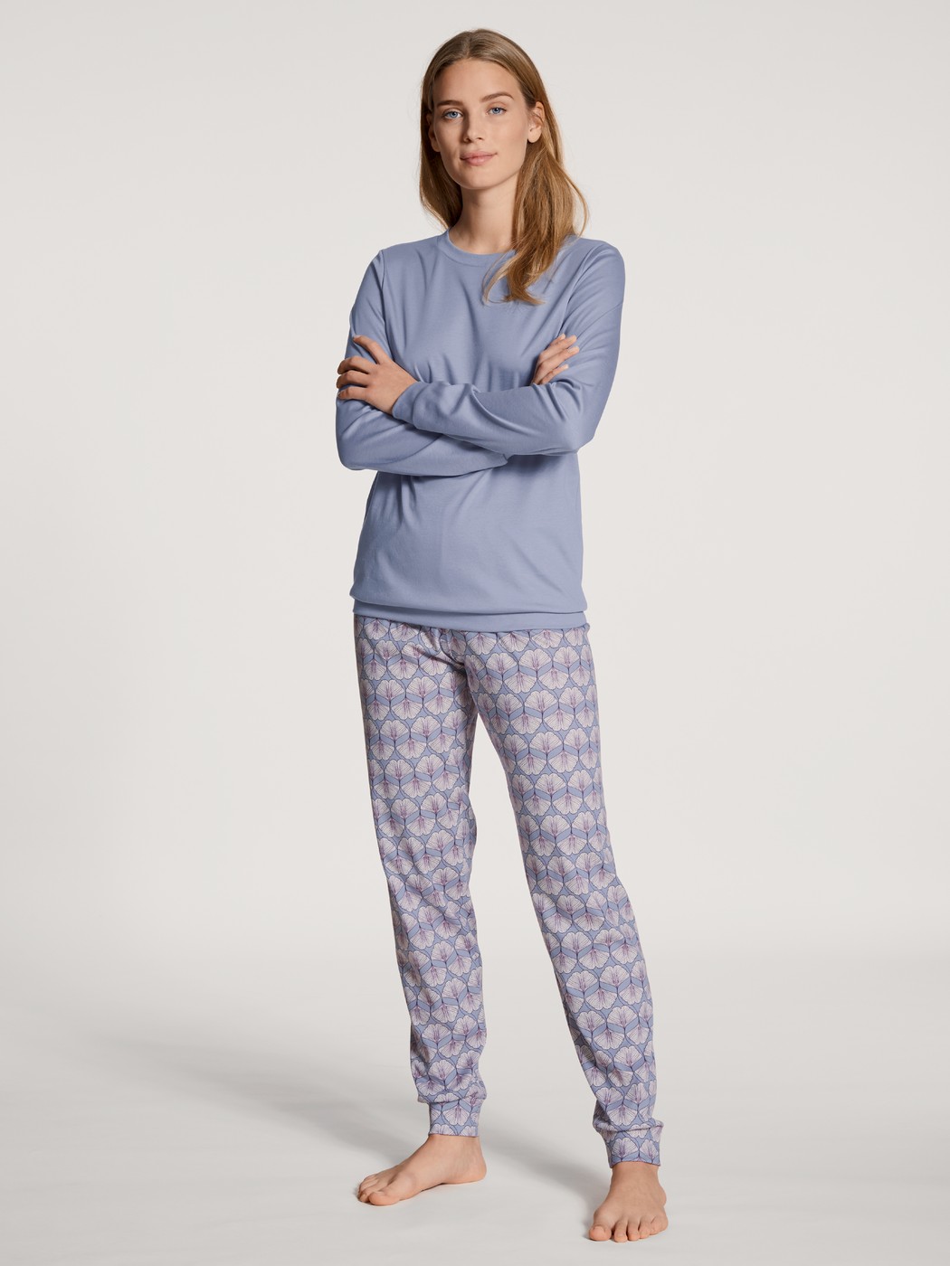 Damen-Model trägt Bündchen-Pyjama aus 100% Baumwolle in Violett, Gemustert aus Serie Nightwear Xtra von CALIDA, Vorderansicht