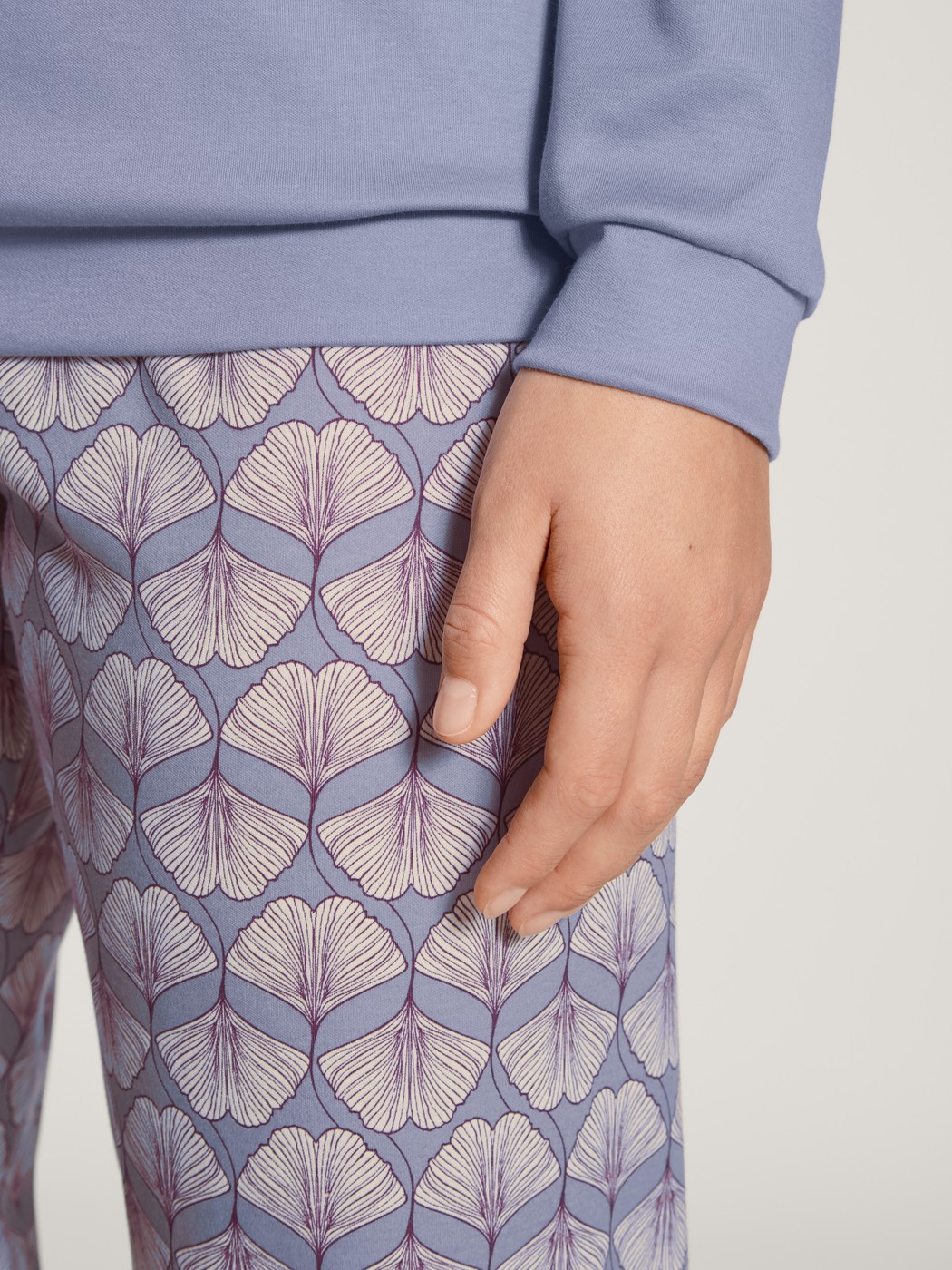 Damen-Model trägt Bündchen-Pyjama aus 100% Baumwolle in Violett, Gemustert aus Serie Nightwear Xtra von CALIDA, Detail