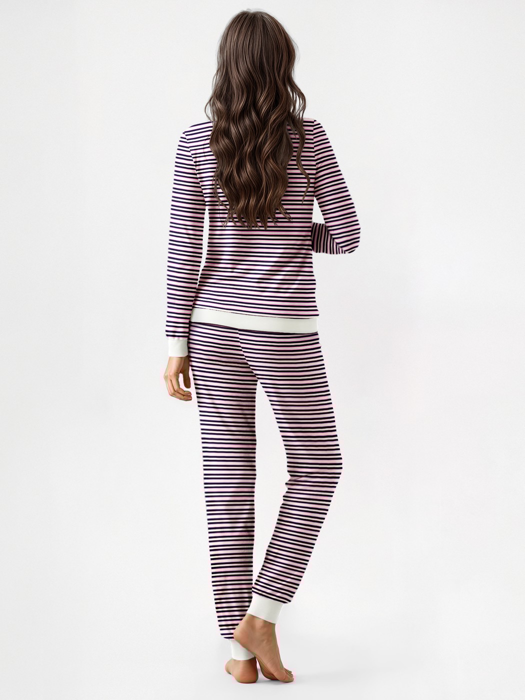 Damen-Model trägt Bündchen-Pyjama aus 100% Baumwolle in Blau, Gestreift aus Serie Nightwear Xtra von CALIDA, Rückansicht