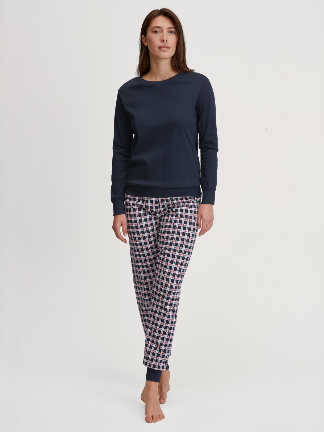 Damen-Model trägt Bündchen-Pyjama aus 100% Baumwolle in Blau, Kariert aus Serie Family & Friends von CALIDA, Vorderansicht