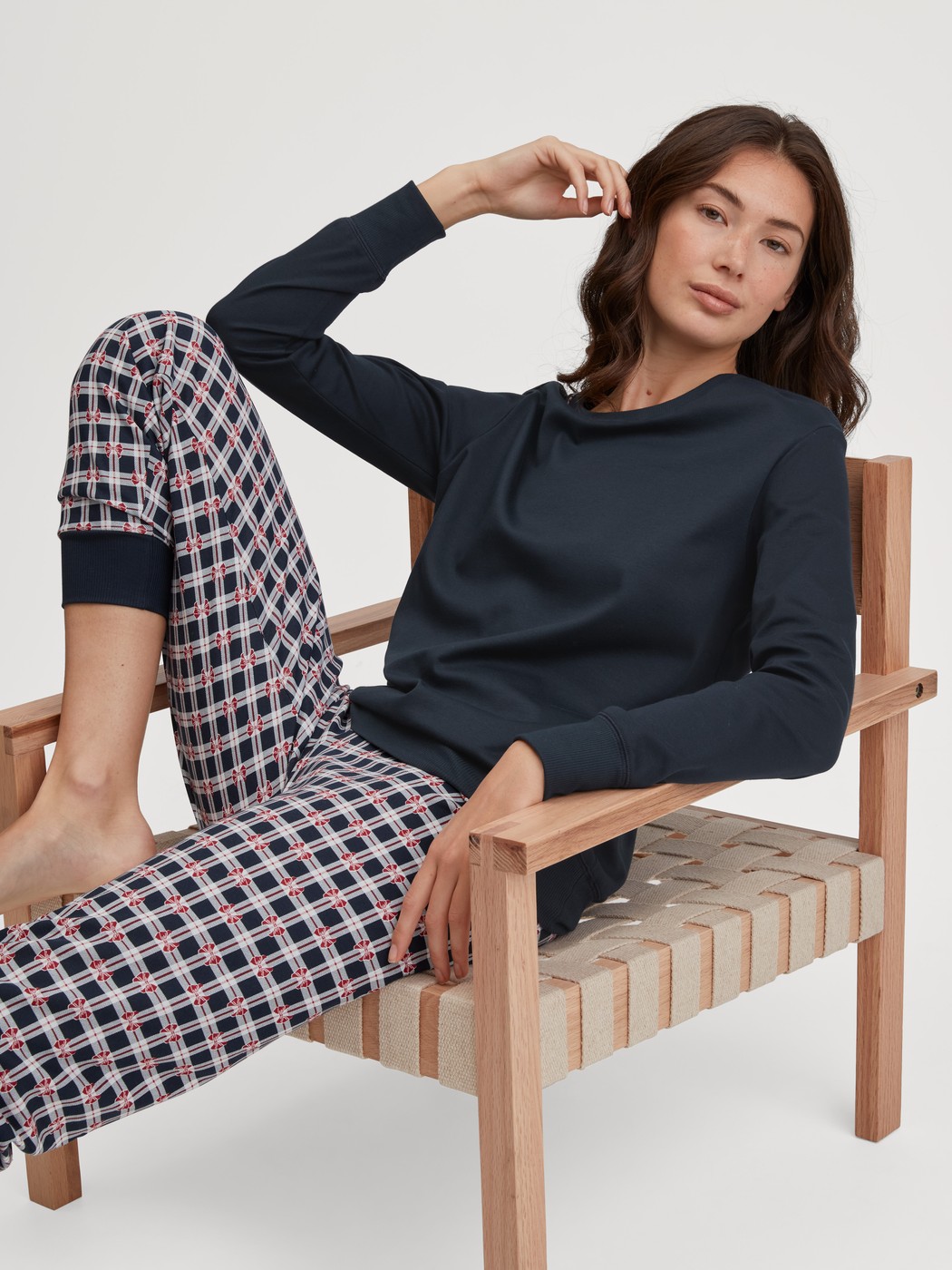 Damen-Model trägt Bündchen-Pyjama aus 100% Baumwolle in Blau, Kariert aus Serie Family & Friends von CALIDA, Zusatzbild