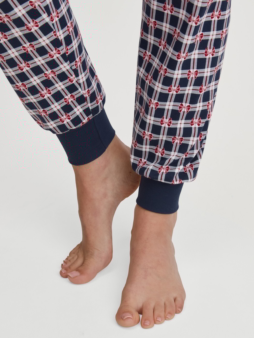 Damen-Model trägt Bündchen-Pyjama aus 100% Baumwolle in Blau, Kariert aus Serie Family & Friends von CALIDA, Detail