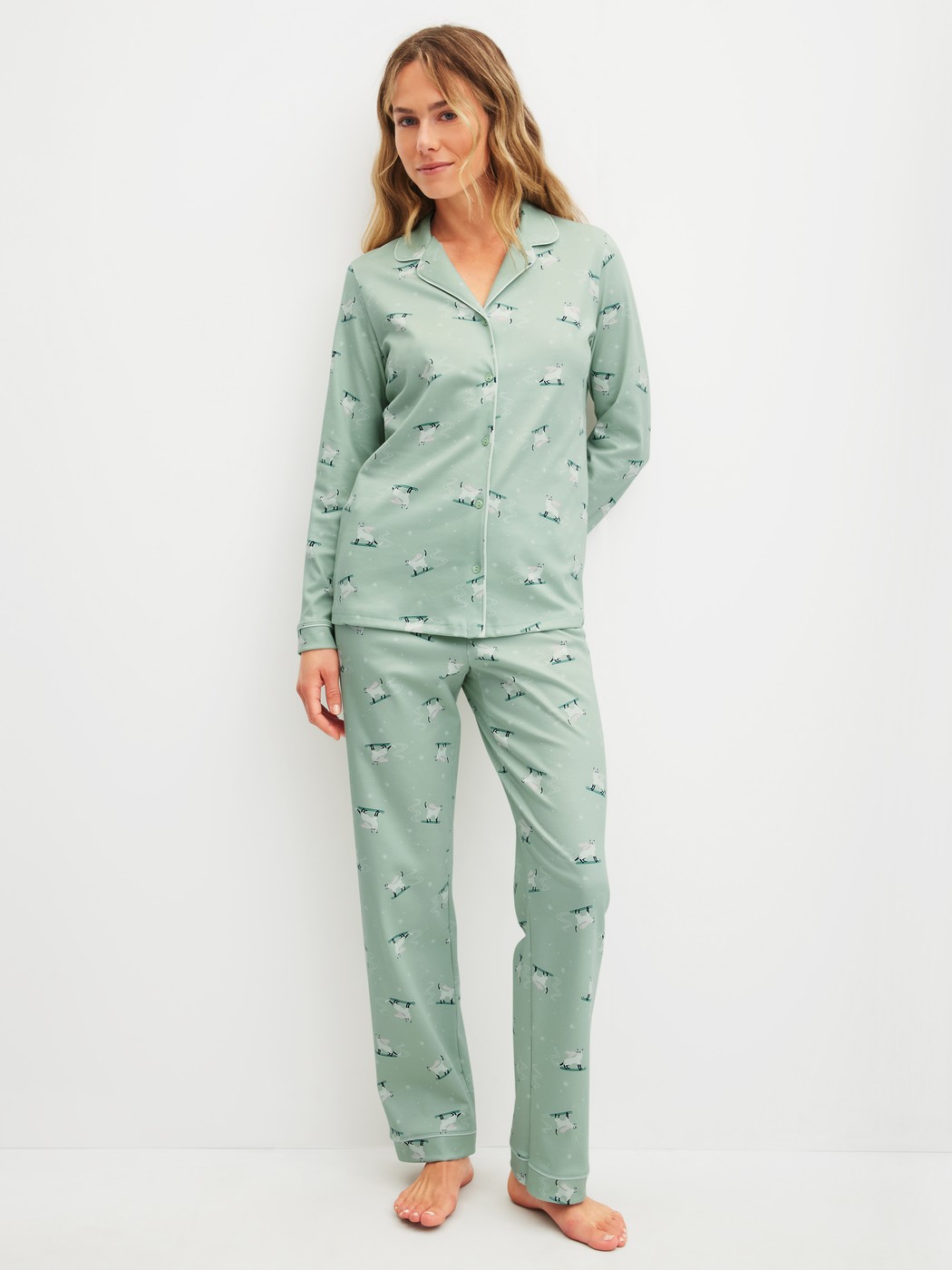 Damen-Model trägt Pyjama, lang aus 100% Baumwolle in Grün, Gemustert aus Serie Cat Dreams von CALIDA, Vorderansicht