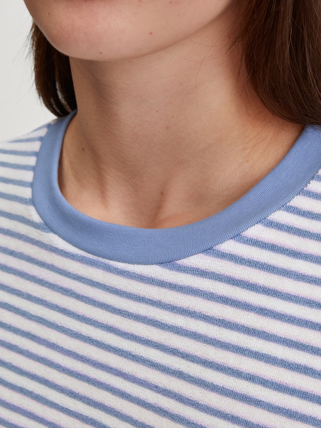 Damen-Model trägt Frottee Bündchen-Pyjama aus Baumwolle in Blau, Gestreift aus Serie Soft Dreams von CALIDA, Detail