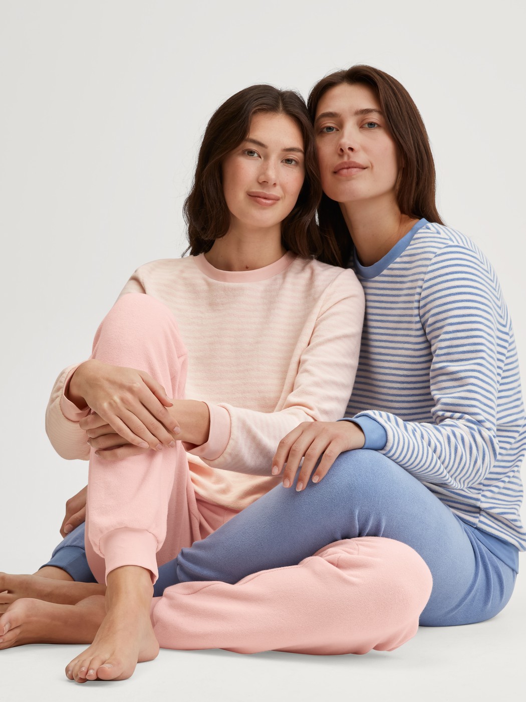 Damen-Model trägt Frottee Bündchen-Pyjama aus Baumwolle in Blau, Gestreift aus Serie Soft Dreams von CALIDA, Zusatzbild