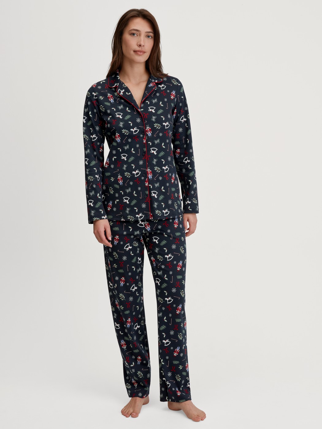 Damen-Model trägt Pyjama mit Knöpfen aus 100% Baumwolle in Blau, Gemustert aus Serie Family & Friends von CALIDA, Vorderansicht