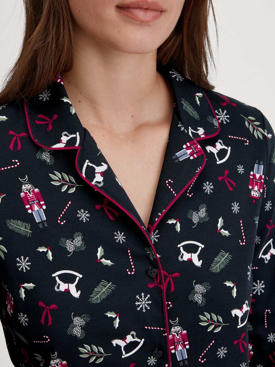 Damen-Model trägt Pyjama mit Knöpfen aus 100% Baumwolle in Blau, Gemustert aus Serie Family & Friends von CALIDA, Detail