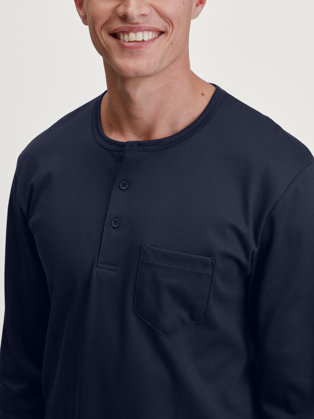 Herren-Model trägt Bündchen-Pyjama aus 100% Baumwolle in Blau, Gemustert aus Serie Relax Comfy 4 von CALIDA, Detail