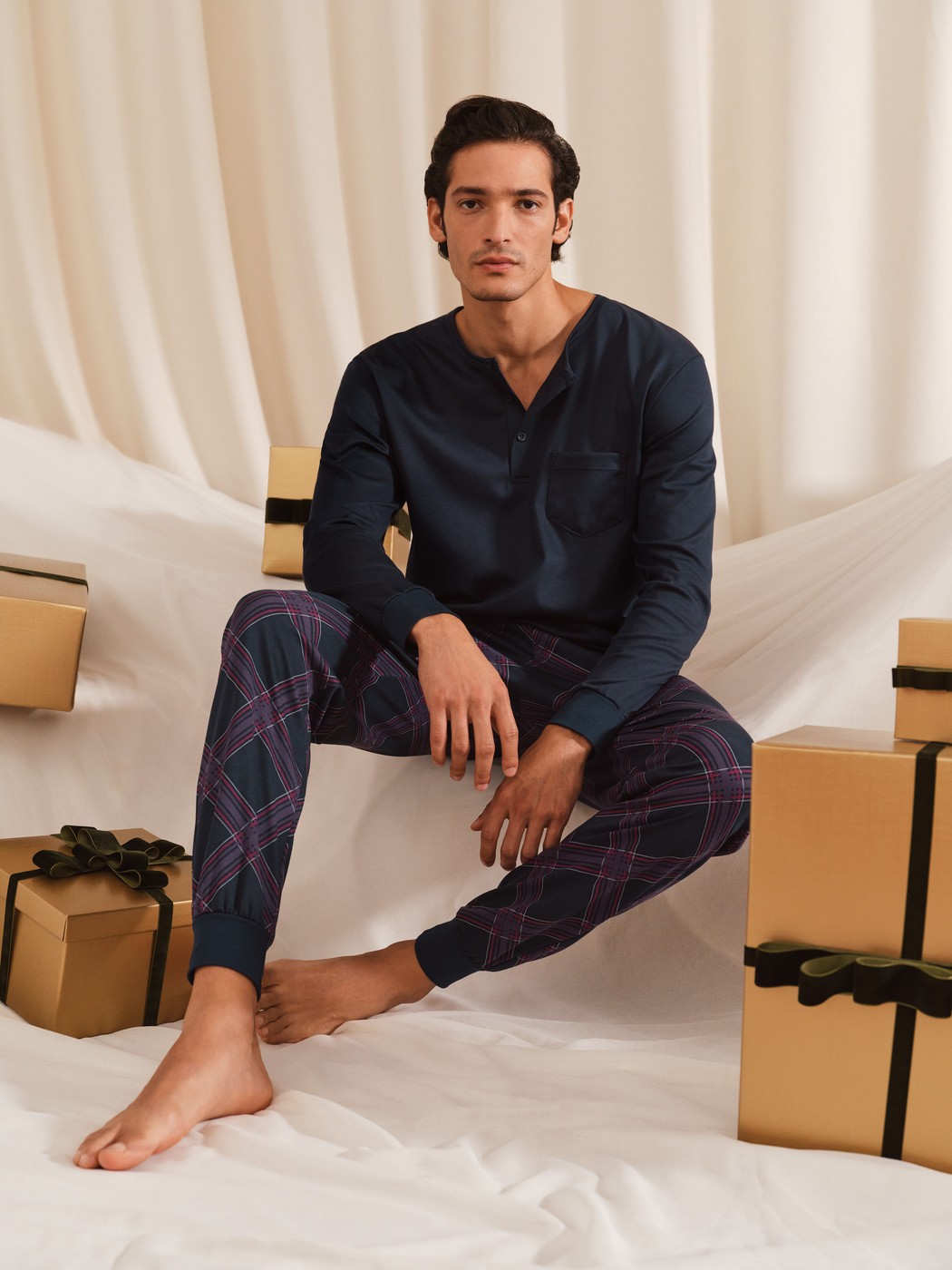 Herren-Model trägt Bündchen-Pyjama aus 100% Baumwolle in Blau, Gemustert aus Serie Relax Comfy 4 von CALIDA, Vorderansicht