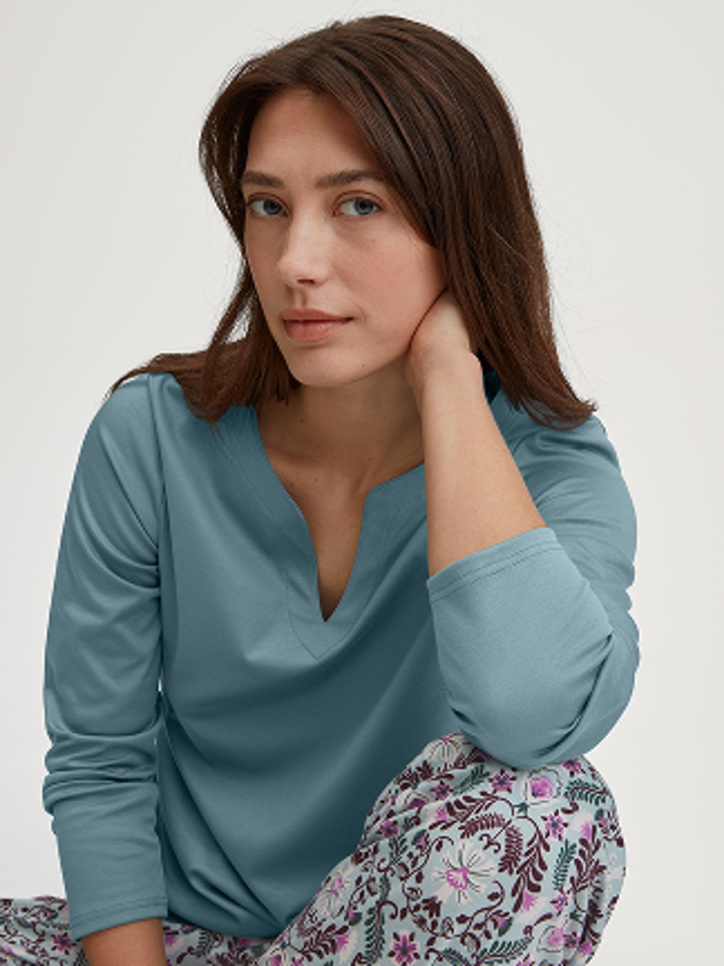 Damen-Model trägt Pyjama, lang aus 100% Baumwolle in Blau, Gemustert aus Serie Autumn Dreams von CALIDA, Zusatzbild
