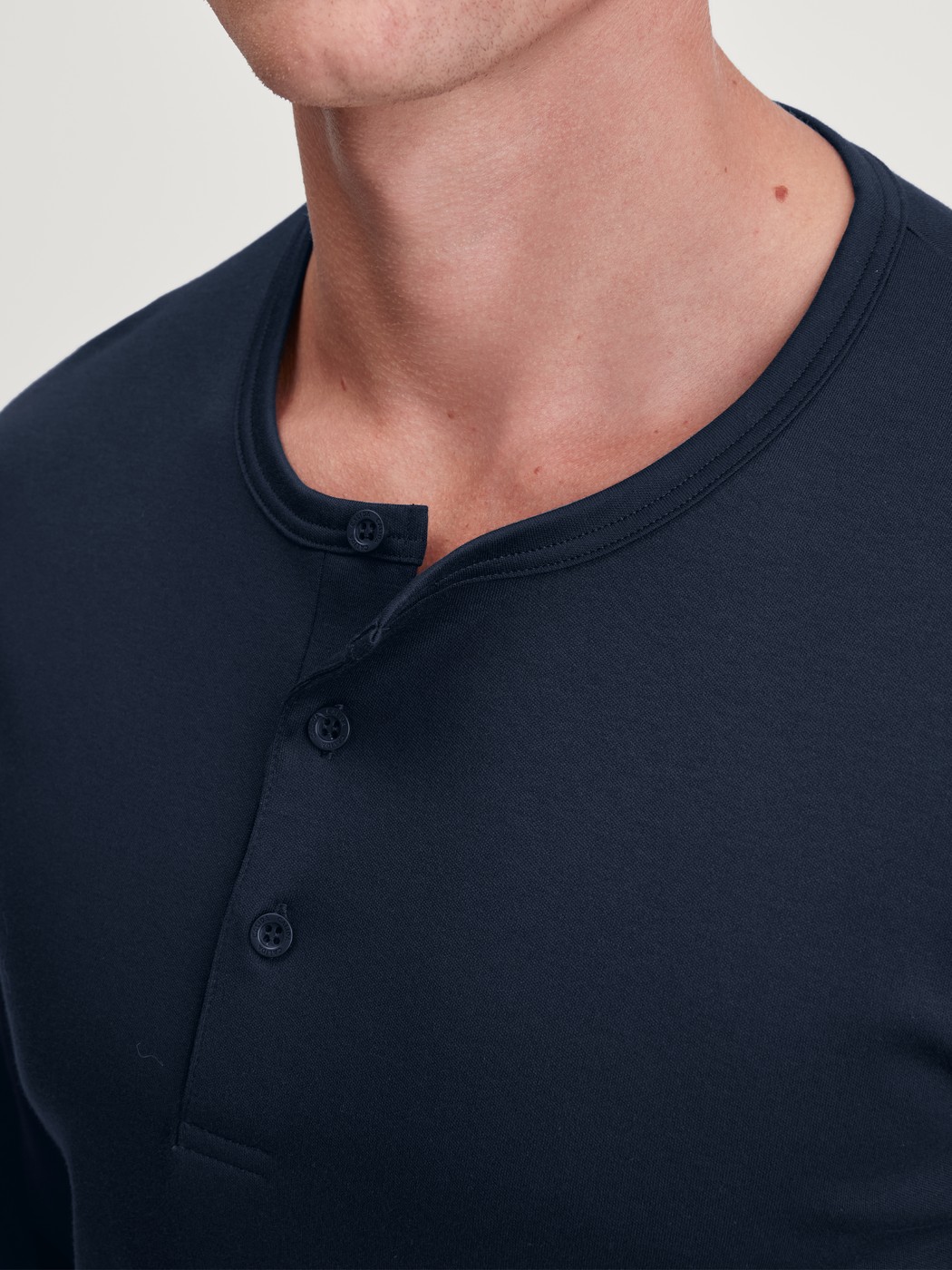 Herren-Model trägt Pyjama, lang aus 100% Baumwolle in Blau, Gemustert aus Serie Family & Friends von CALIDA, Detail