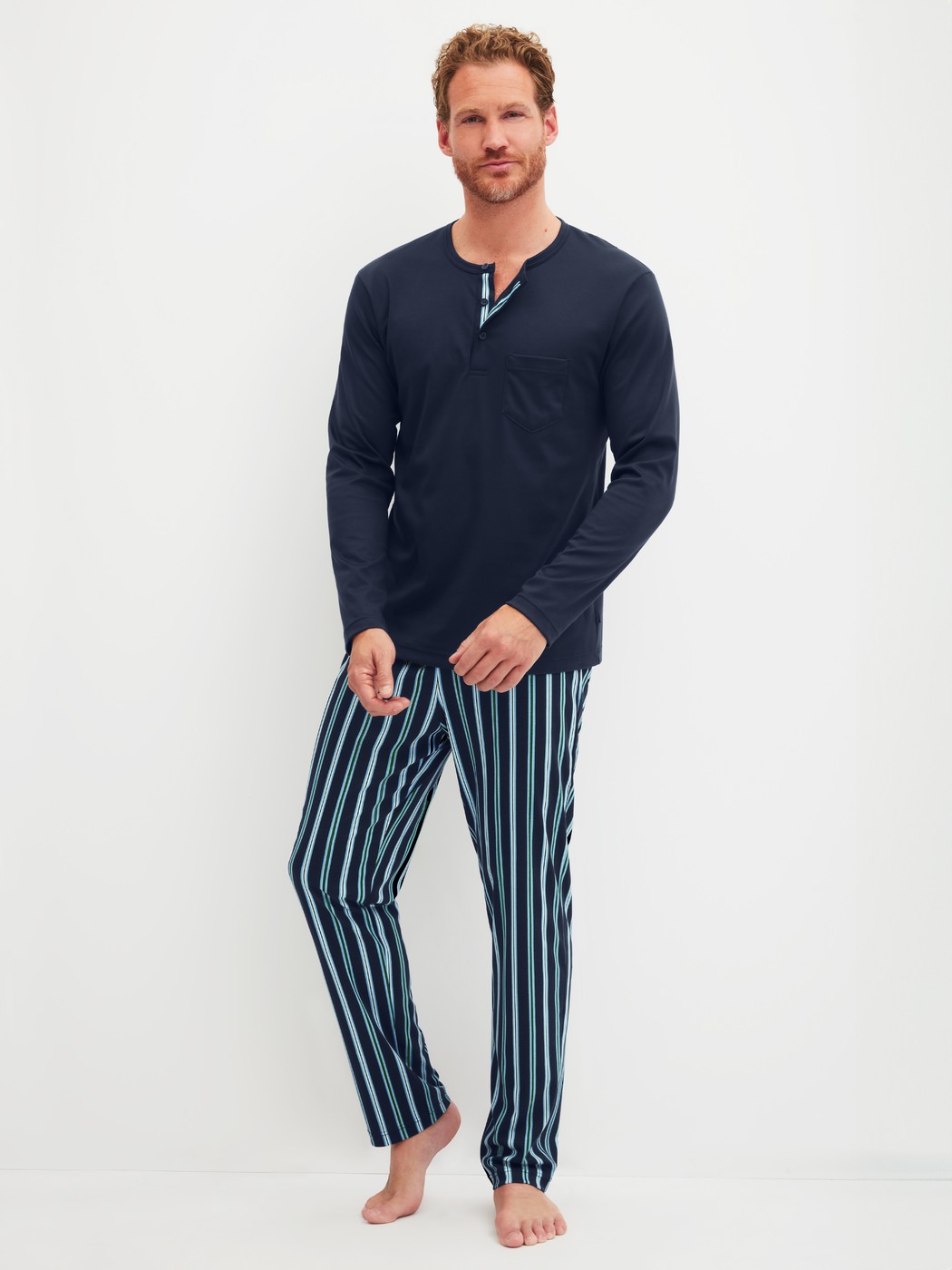 Herren-Model trägt Pyjama lang aus 100% Baumwolle in Blau, Gestreift aus Serie Relax Choice von CALIDA, Vorderansicht