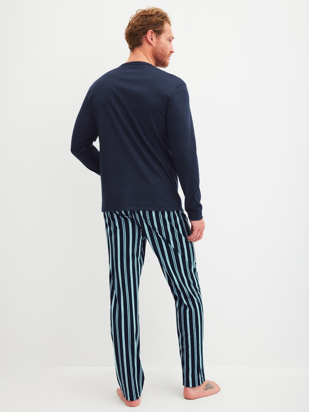 Herren-Model trägt Pyjama lang aus 100% Baumwolle in Blau, Gestreift aus Serie Relax Choice von CALIDA, Rückansicht