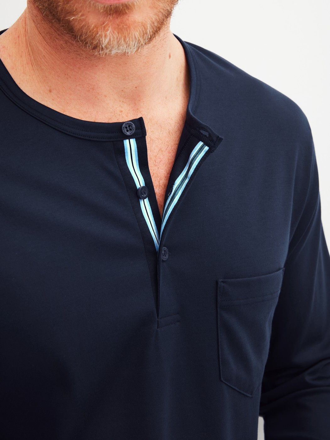 Herren-Model trägt Pyjama lang aus 100% Baumwolle in Blau, Gestreift aus Serie Relax Choice von CALIDA, Detail