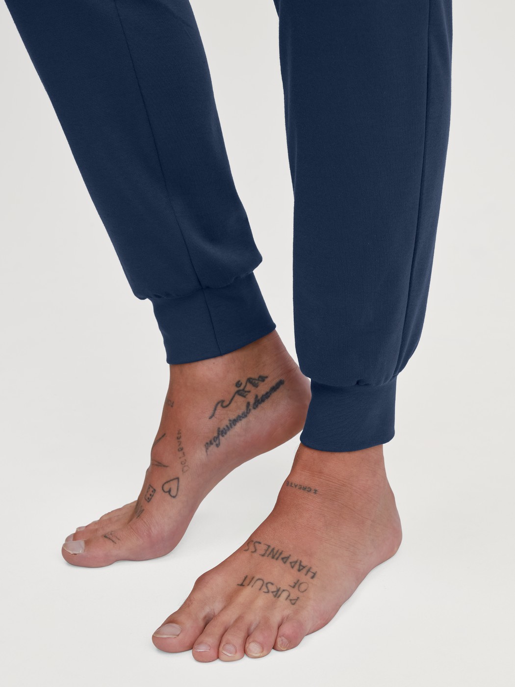 Men model is wearing Pyjama with cuff made of 100% Cotton in Blue, Motif from the Relax Ski Resort series by CALIDA, Detail