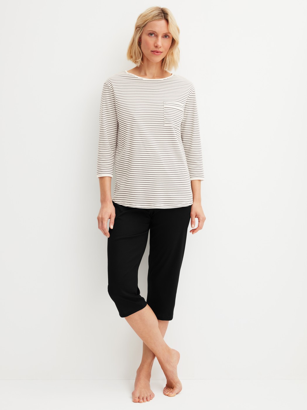 Damen-Model trägt 3/4-Pyjama aus 100% Baumwolle in Beige, Gestreift aus Serie Sweet Dreams von CALIDA, Vorderansicht