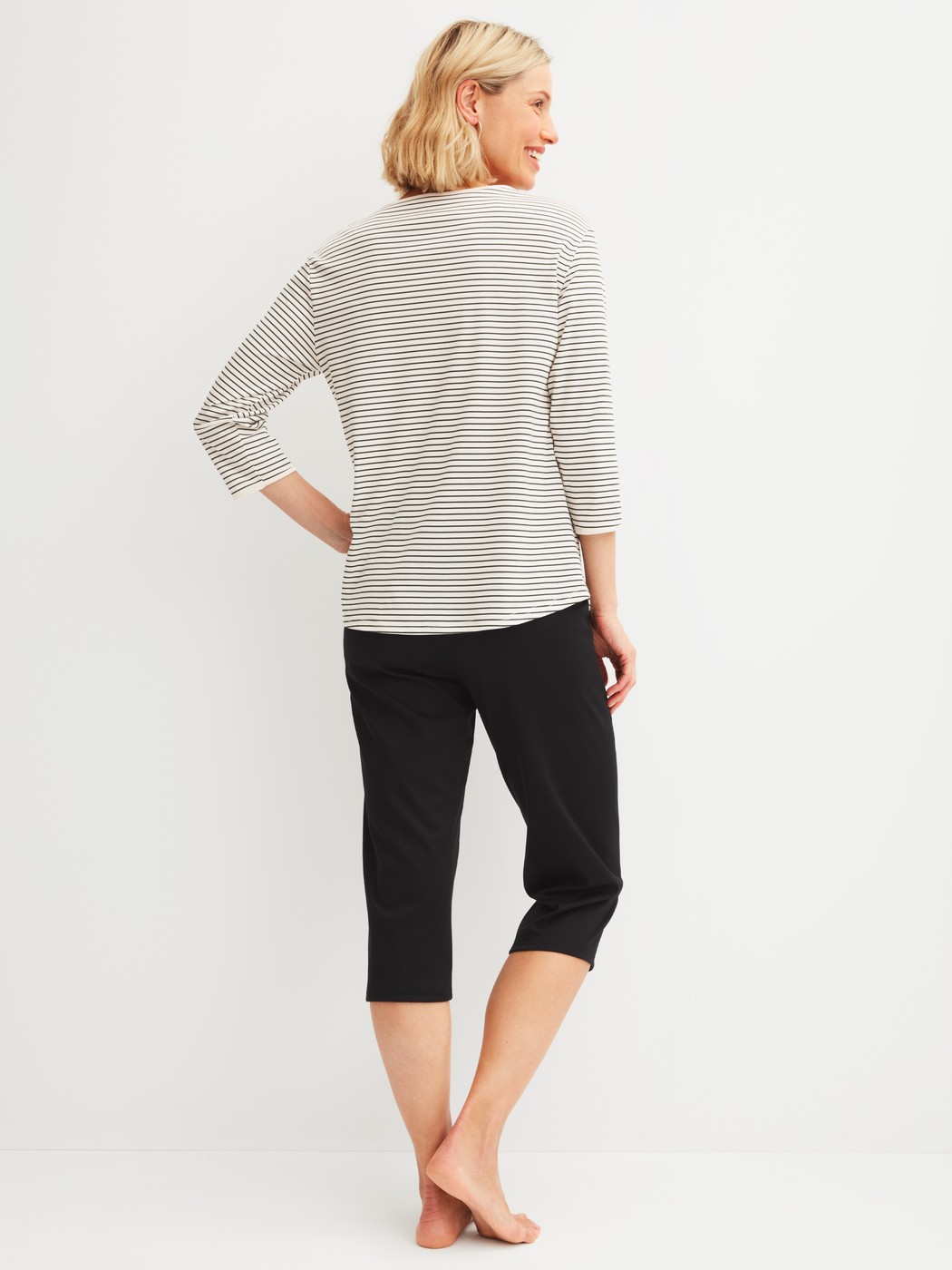 Damen-Model trägt 3/4-Pyjama aus 100% Baumwolle in Beige, Gestreift aus Serie Sweet Dreams von CALIDA, Rückansicht