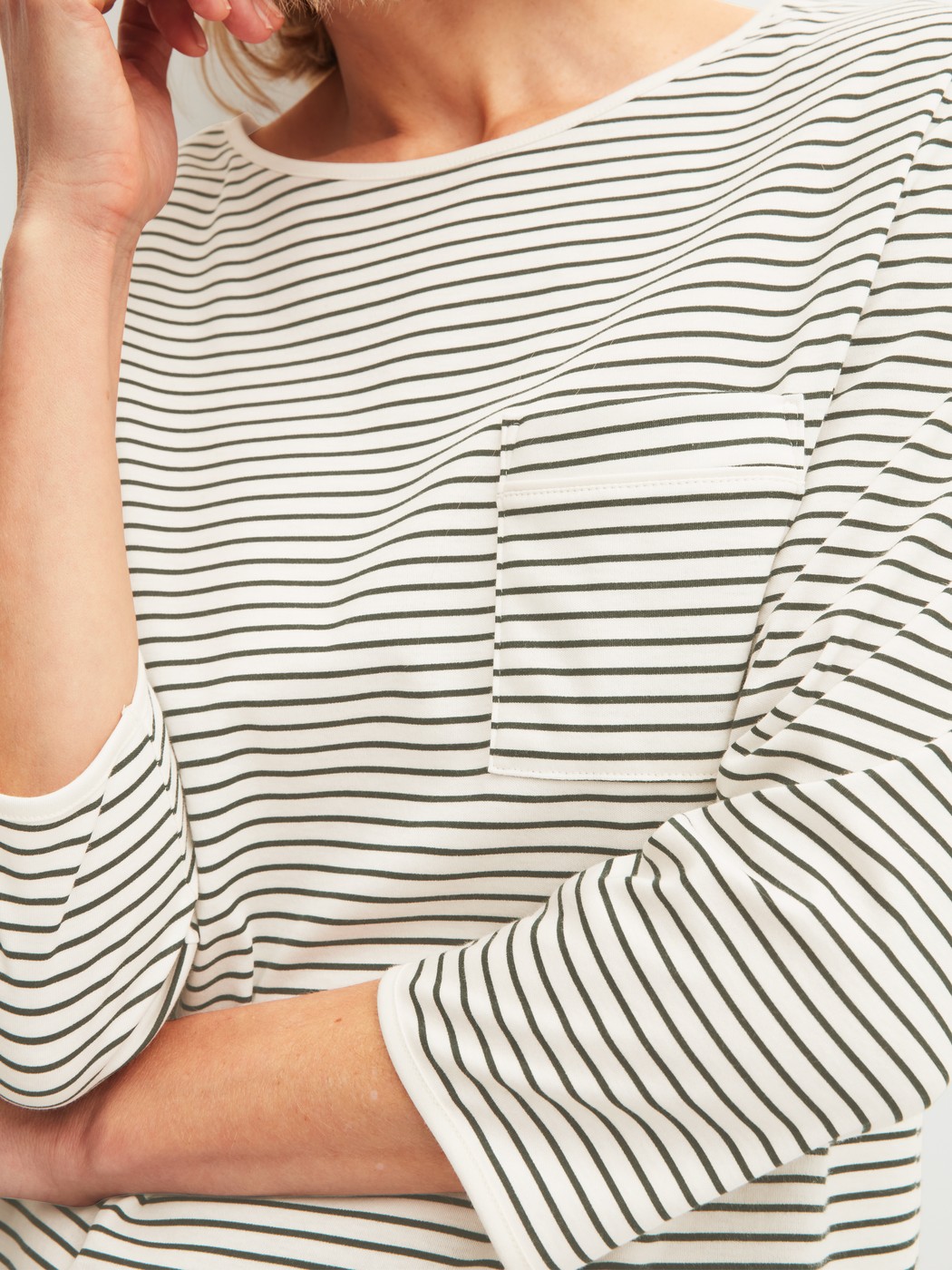 Damen-Model trägt 3/4-Pyjama aus 100% Baumwolle in Beige, Gestreift aus Serie Sweet Dreams von CALIDA, Detail