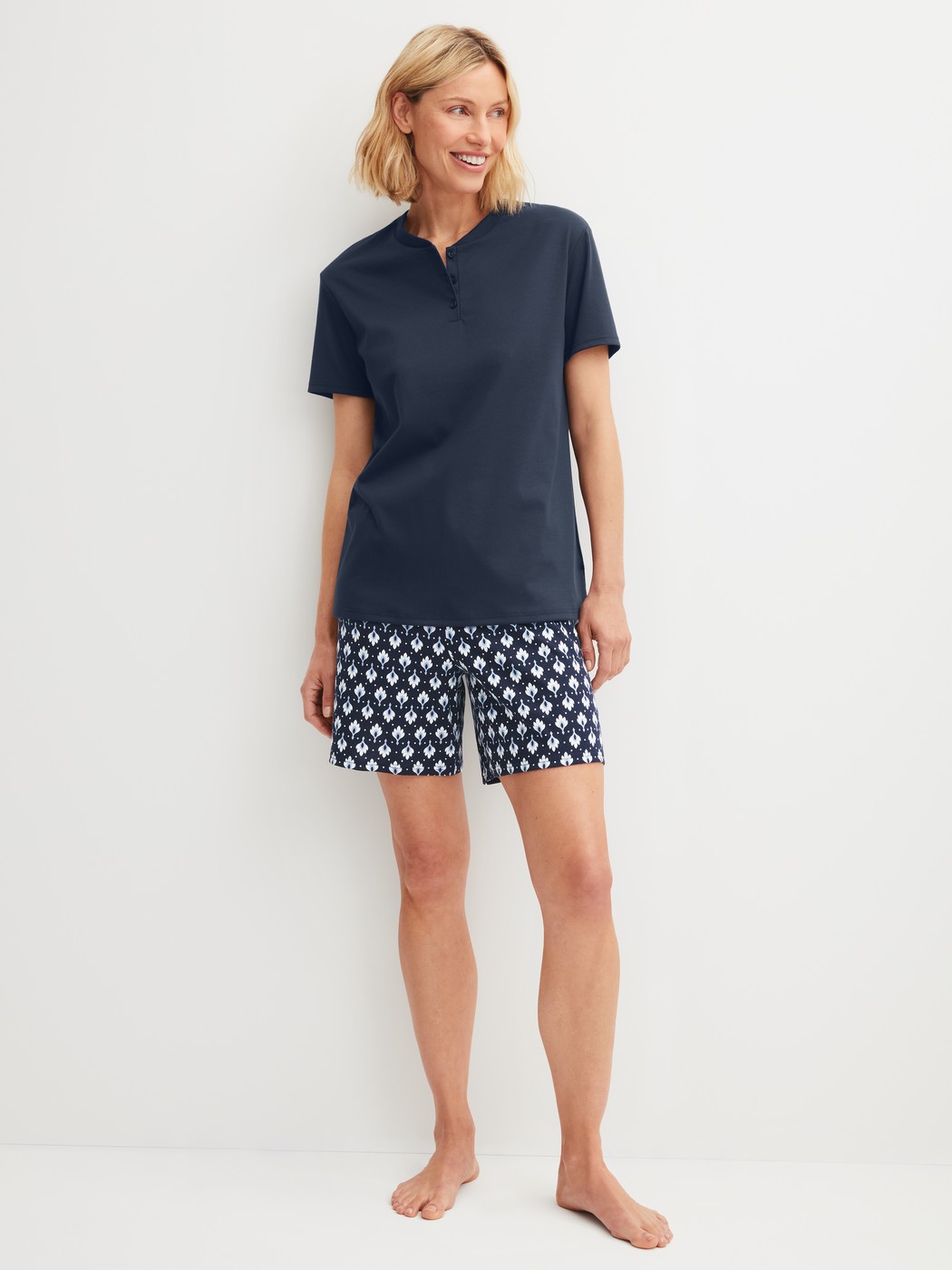 Damen-Model trägt Kurz-Pyjama aus 100% Baumwolle in Blau, Gemustert aus Serie Daylight Dreams von CALIDA, Vorderansicht