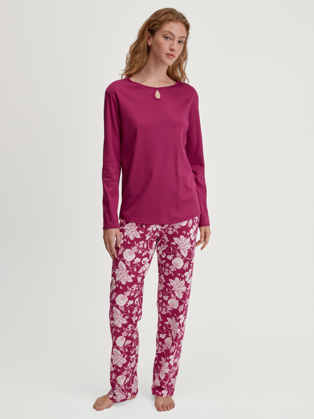 Damen-Model trägt Pyjama, lang aus 100% Baumwolle in Violett, Floral aus Serie Sweet Dreams von CALIDA, Vorderansicht