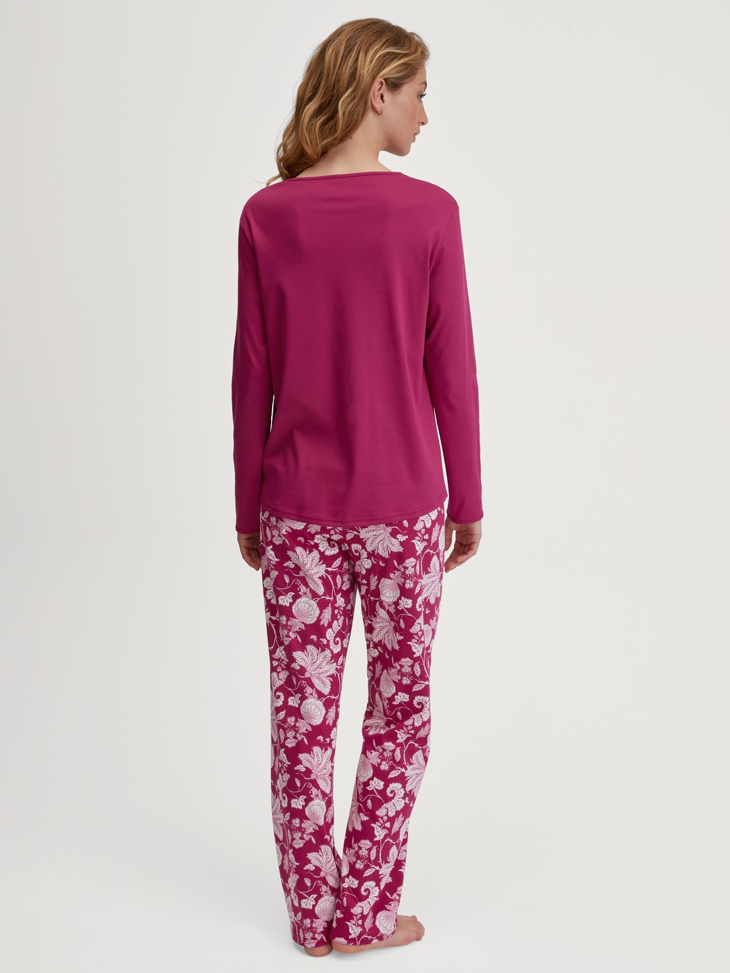 Damen-Model trägt Pyjama, lang aus 100% Baumwolle in Violett, Floral aus Serie Sweet Dreams von CALIDA, Rückansicht