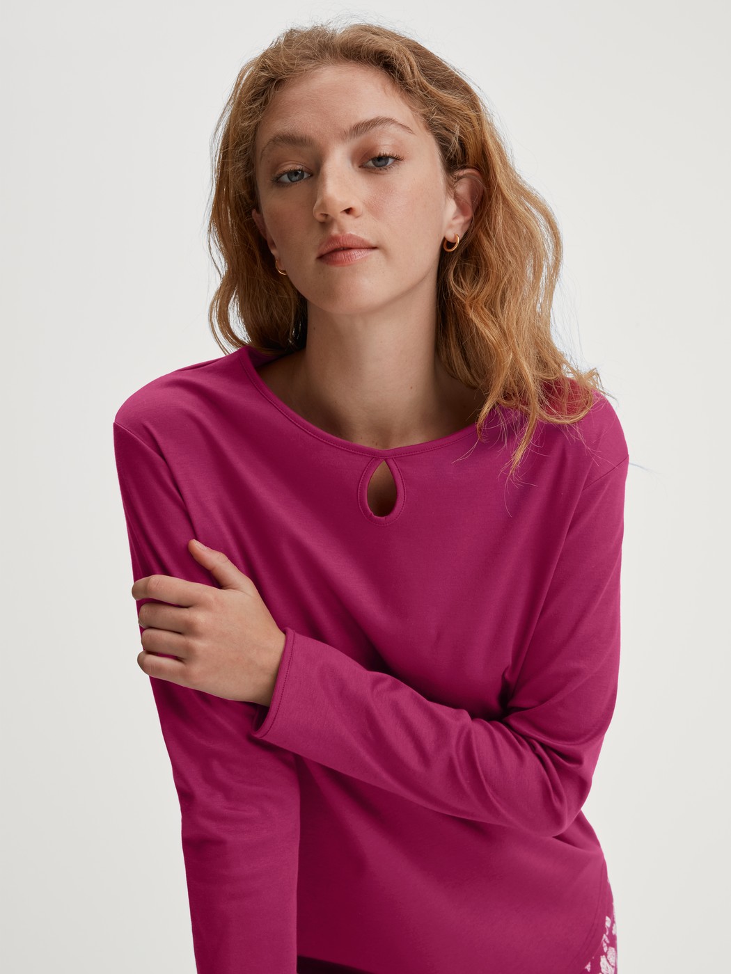 Damen-Model trägt Pyjama, lang aus 100% Baumwolle in Violett, Floral aus Serie Sweet Dreams von CALIDA, Zusatzbild