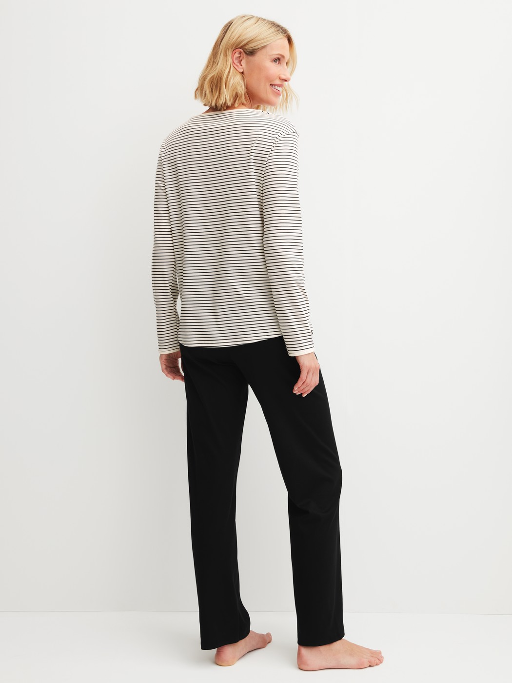 Le mannequin Femme porte le/la Pyjama, longue en 100% coton de couleur Beige, Rayée, de la série Sweet Dreams de CALIDA, Vue arrière