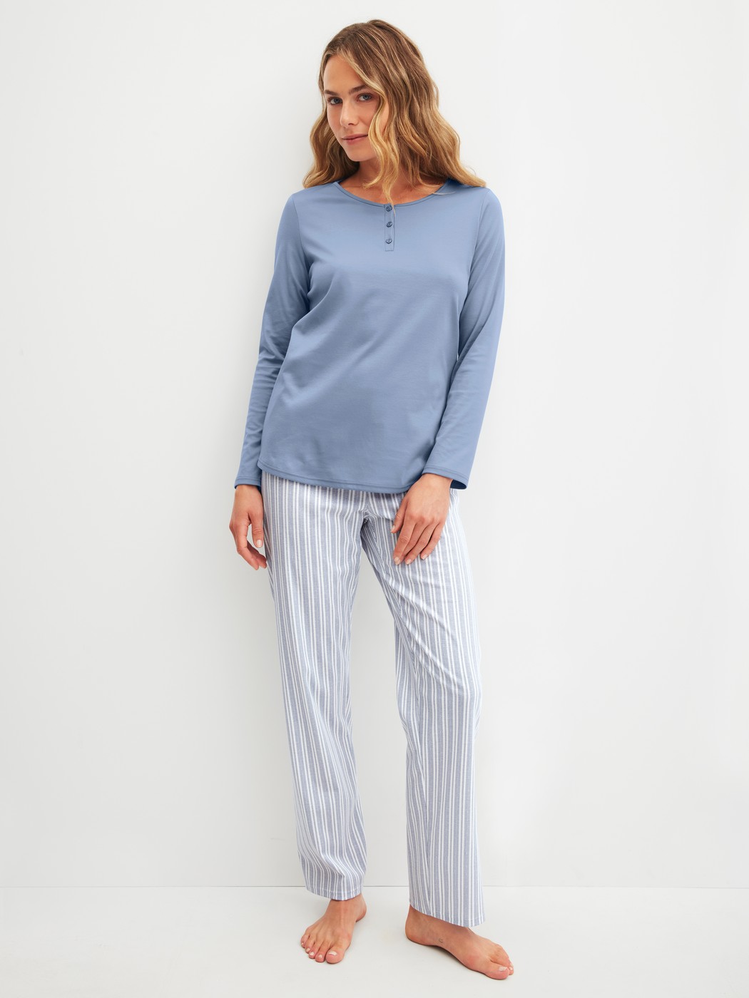 Damen-Model trägt Pyjama, lang aus 100% Baumwolle in Blau, Gestreift aus Serie Striped Dreams von CALIDA, Vorderansicht