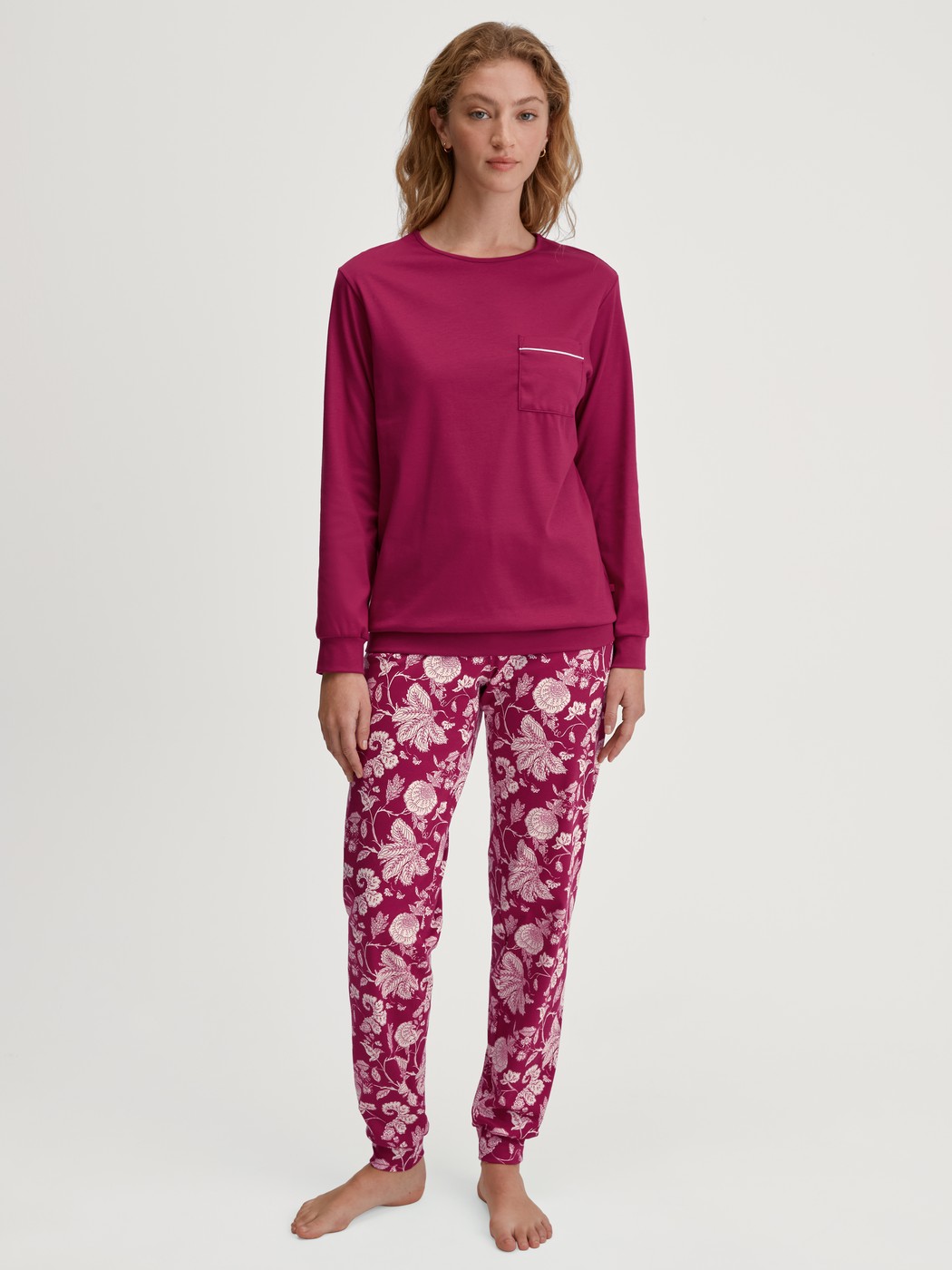 Damen-Model trägt Bündchen-Pyjama aus 100% Baumwolle in Violett, Floral aus Serie Sweet Dreams von CALIDA, Vorderansicht