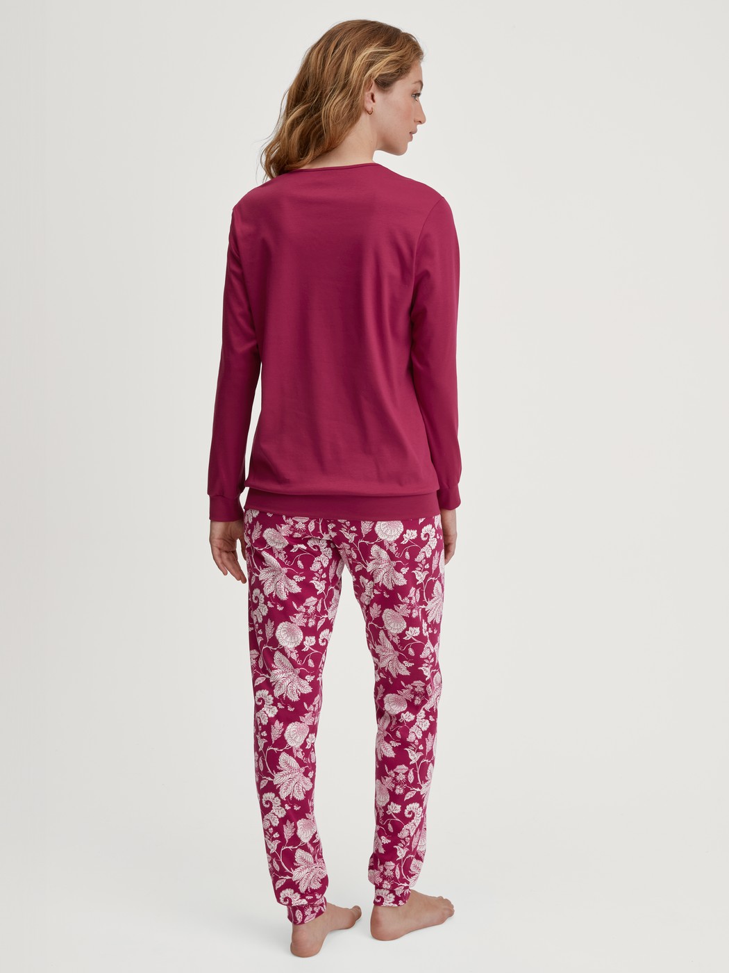 Damen-Model trägt Bündchen-Pyjama aus 100% Baumwolle in Violett, Floral aus Serie Sweet Dreams von CALIDA, Rückansicht