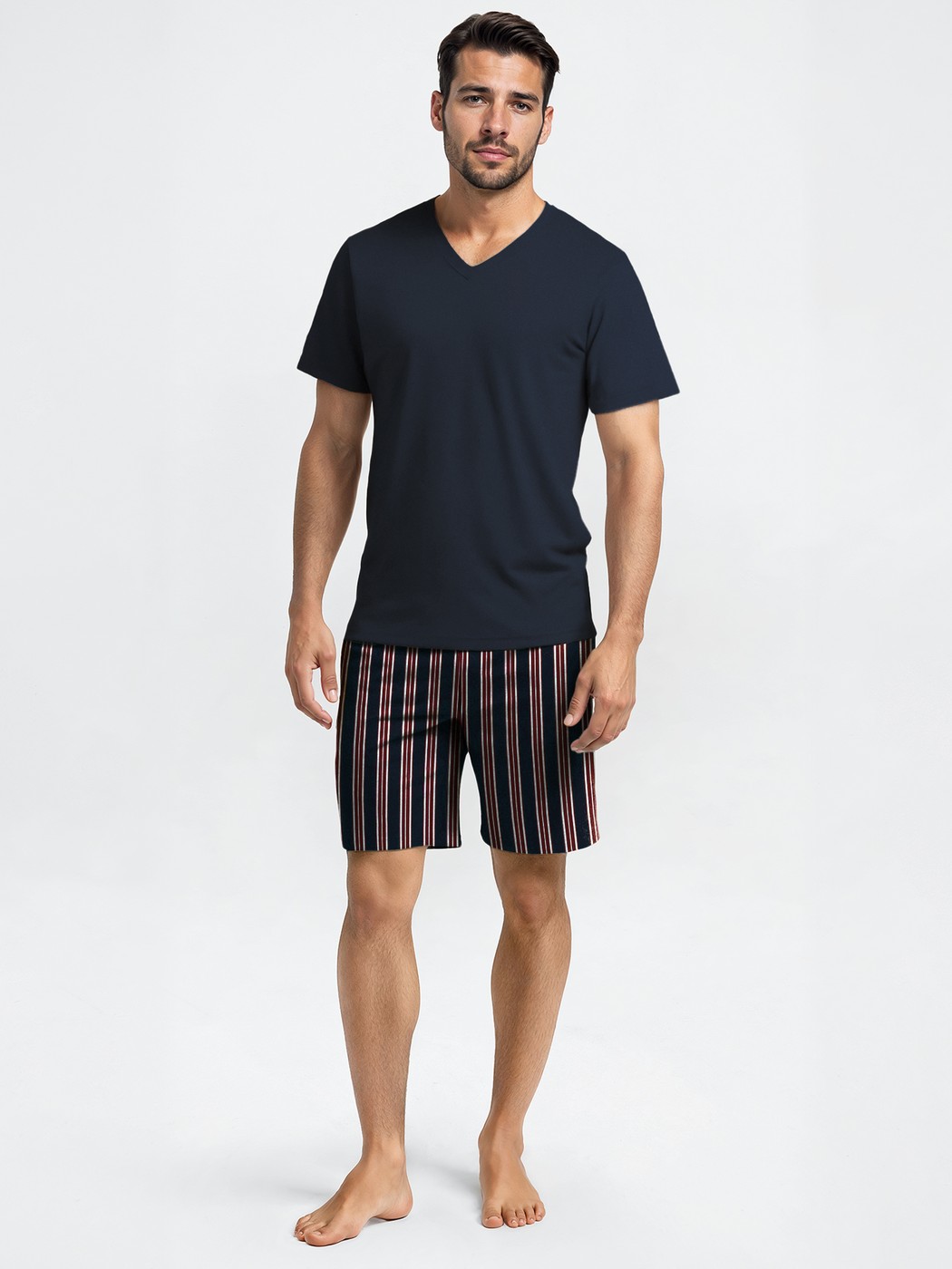 Herren-Model trägt Kurz-Pyjama aus 100% Baumwolle in Blau, Gestreift aus Serie Nightwear Xtra von CALIDA, Vorderansicht