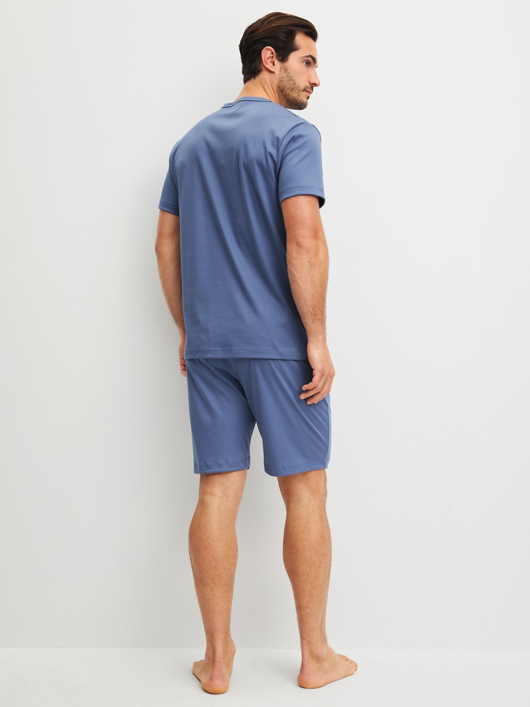 Herren-Model trägt Kurz-Pyjama aus 100% Baumwolle in Blau, Einfarbig aus Serie Relax Choice 1 von CALIDA, Rückansicht