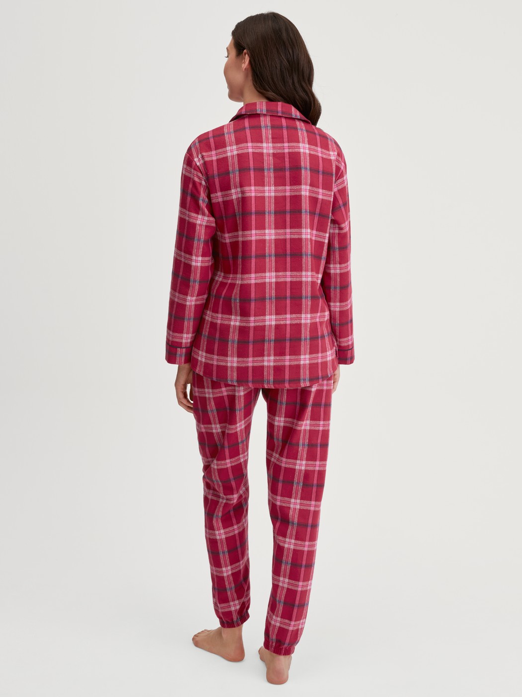 Damen-Model trägt Flanell-Pyjama mit Knöpfen aus 100% Baumwolle in Rot, Kariert aus Serie Holiday Dreams von CALIDA, Rückansicht