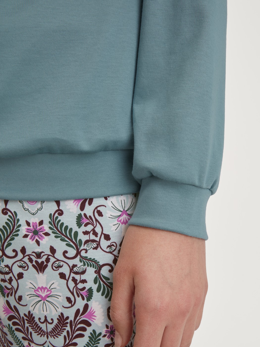 Damen-Model trägt Bündchen-Pyjama aus 100% Baumwolle in Blau, Gemustert aus Serie Autumn Dreams von CALIDA, Detail