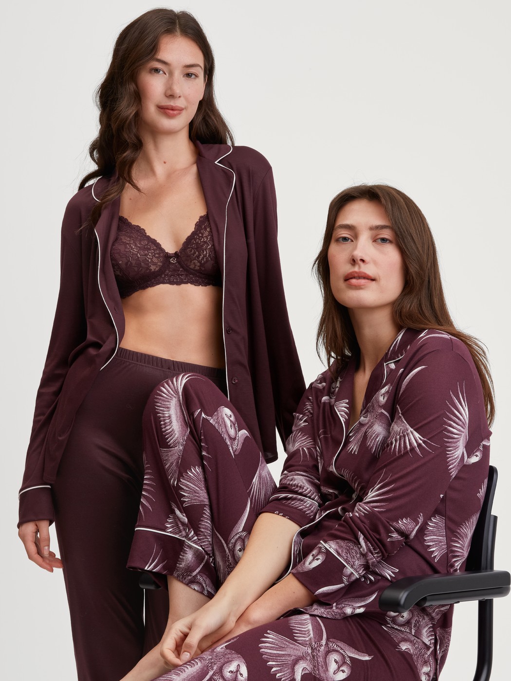 Damen-Model trägt Pyjama mit Knöpfen aus TENCEL™ Modal und Seide aus Modal in Rot, Floral aus Serie Moonlight Dreams von CALIDA, Zusatzbild