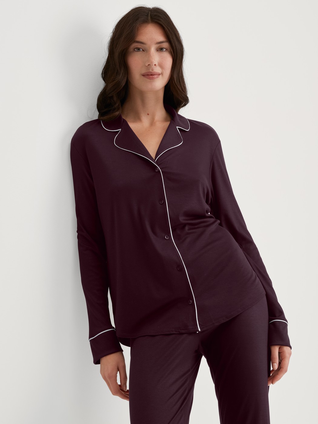 Damen-Model trägt Pyjama mit Knöpfen aus TENCEL™ Modal und Seide aus Modal in Rot, Einfarbig aus Serie Moonlight Dreams von CALIDA, Vorderansicht