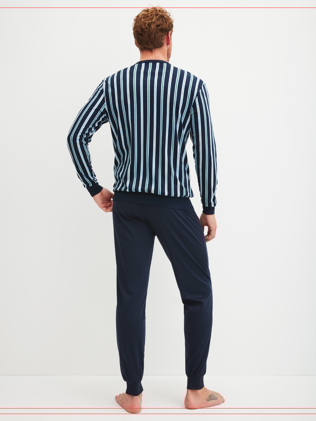 La modella / Il modello Uomo indossa Pigiama con polsini in 100% cotone di colore Blu, A righe, della serie Relax Choice di CALIDA, Vista posteriore