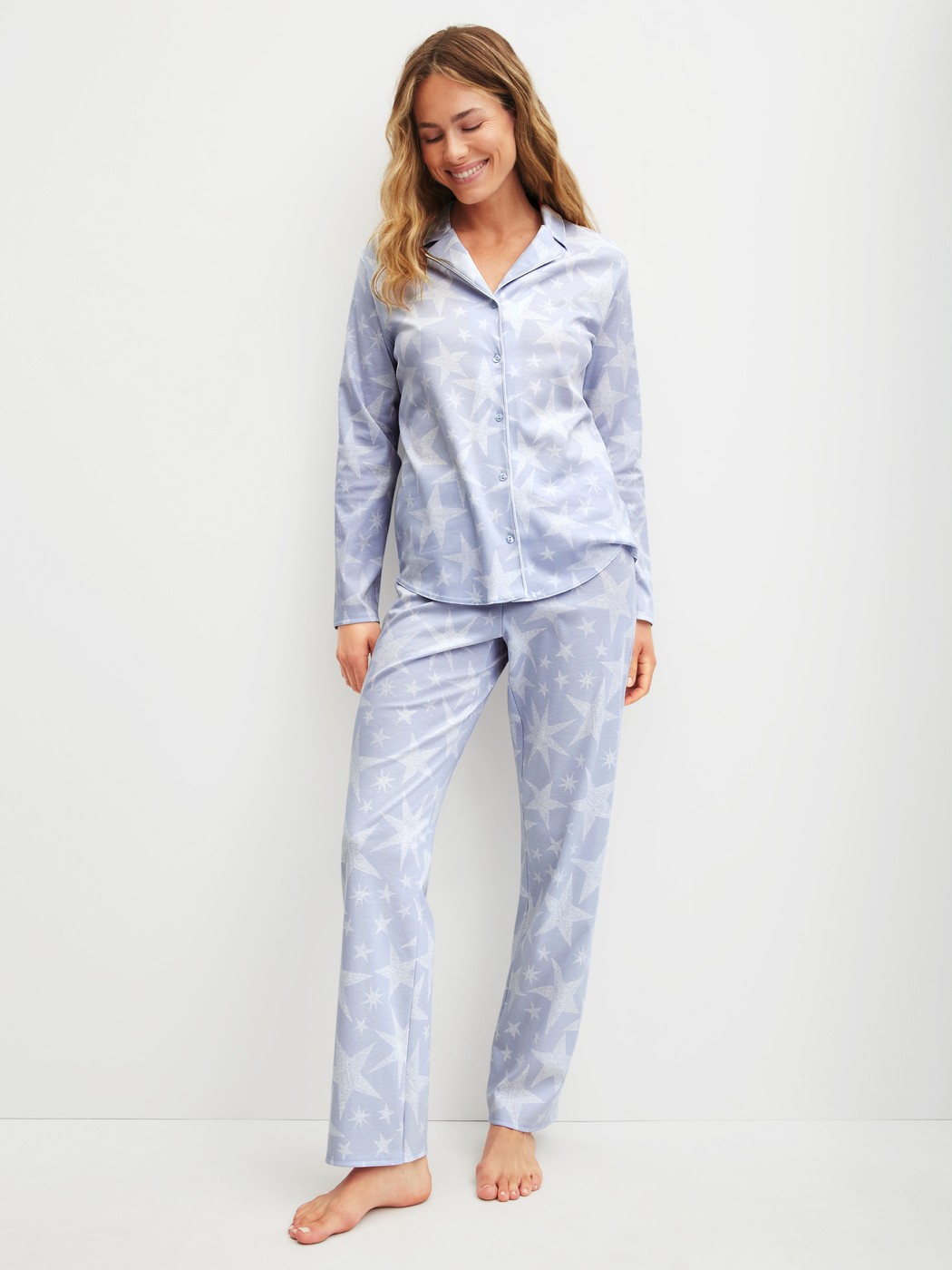 Damen-Model trägt Pyjama mit Knöpfen aus 100% Baumwolle in Blau, Gemustert aus Serie Cosy Nights von CALIDA, Vorderansicht