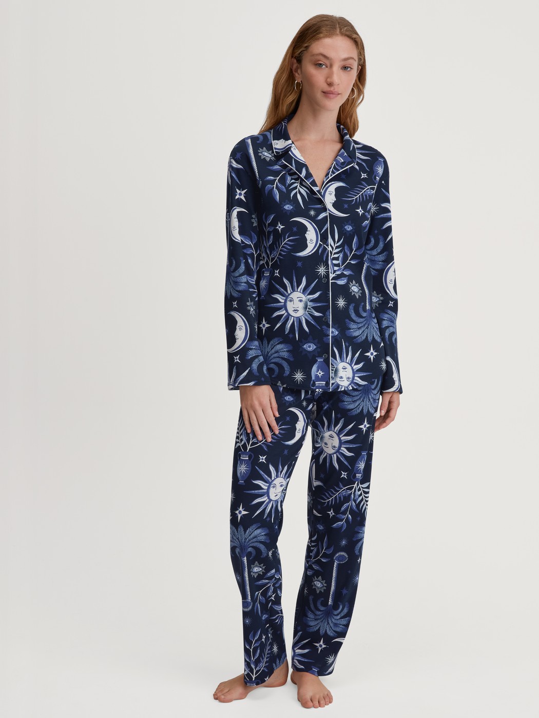 Damen-Model trägt Pyjama mit Knöpfen aus 100% Baumwolle in Blau, Gemustert aus Serie Winter Dreams von CALIDA, Vorderansicht