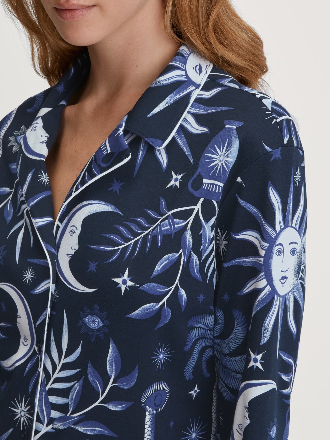 Damen-Model trägt Pyjama mit Knöpfen aus 100% Baumwolle in Blau, Gemustert aus Serie Winter Dreams von CALIDA, Detail