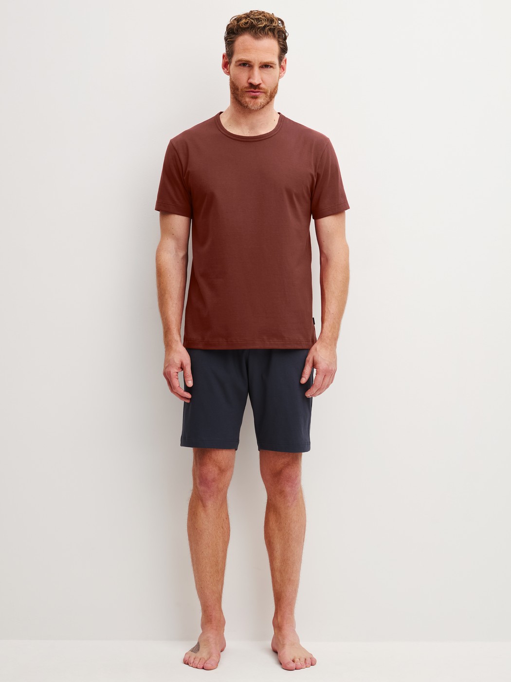 Le mannequin Homme porte le/la  en 100% coton de couleur Rouge, Unicolore, de la série Relax Essentials de CALIDA, Vue de face