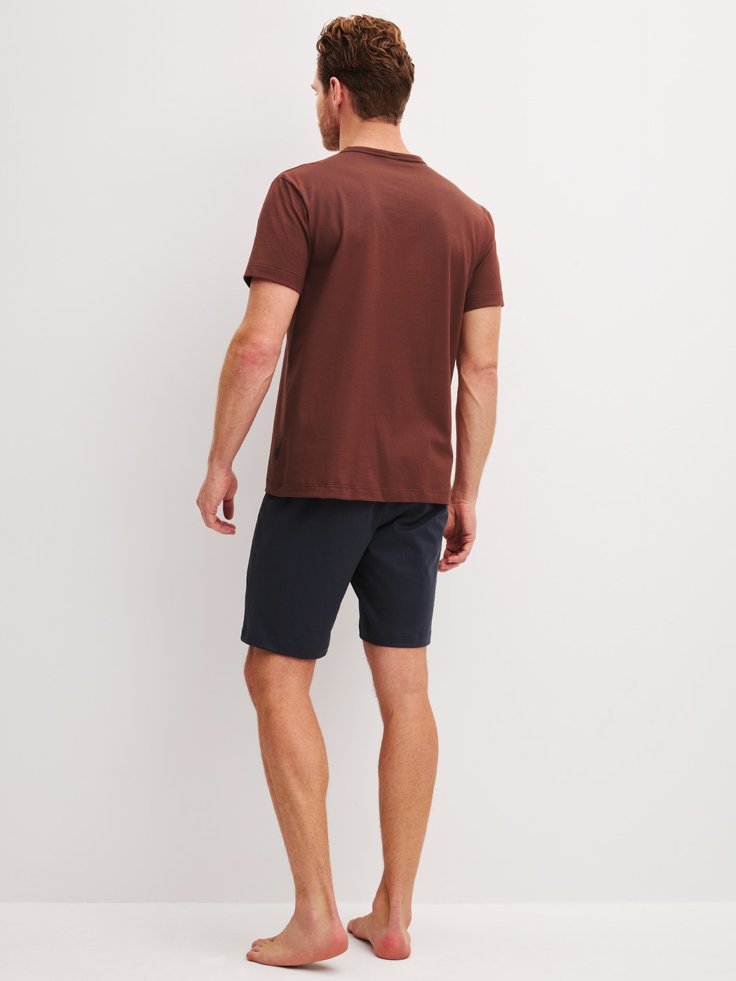Le mannequin Homme porte le/la  en 100% coton de couleur Rouge, Unicolore, de la série Relax Essentials de CALIDA, Vue arrière