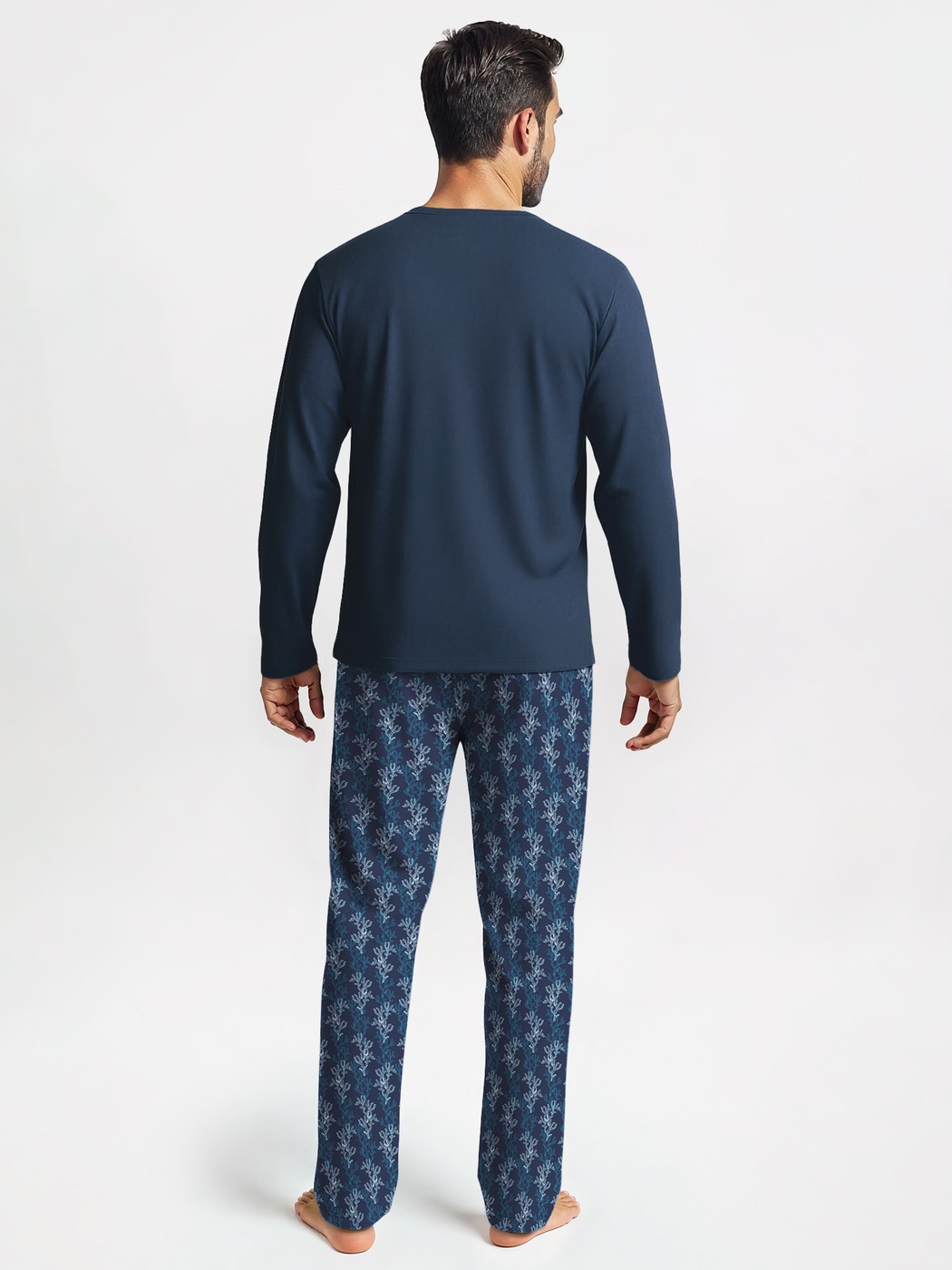 Herren-Model trägt Pyjama, lang aus 100% Baumwolle in Blau, Gemustert aus Serie Nightwear Xtra von CALIDA, Rückansicht