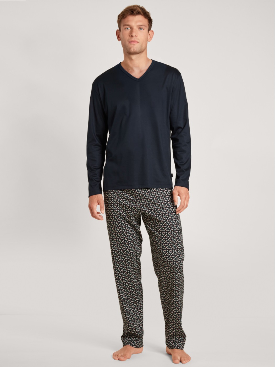 Herren-Model trägt Pyjama, lang aus 100% Baumwolle in Blau, Gemustert aus Serie Nightwear Xtra von CALIDA, Vorderansicht