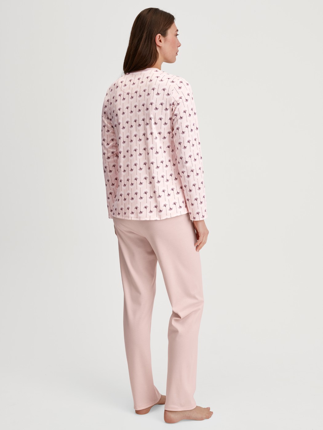 Damen-Model trägt Pyjama, lang aus 100% Baumwolle in Rosa, Floral aus Serie Midnight Flowers von CALIDA, Rückansicht