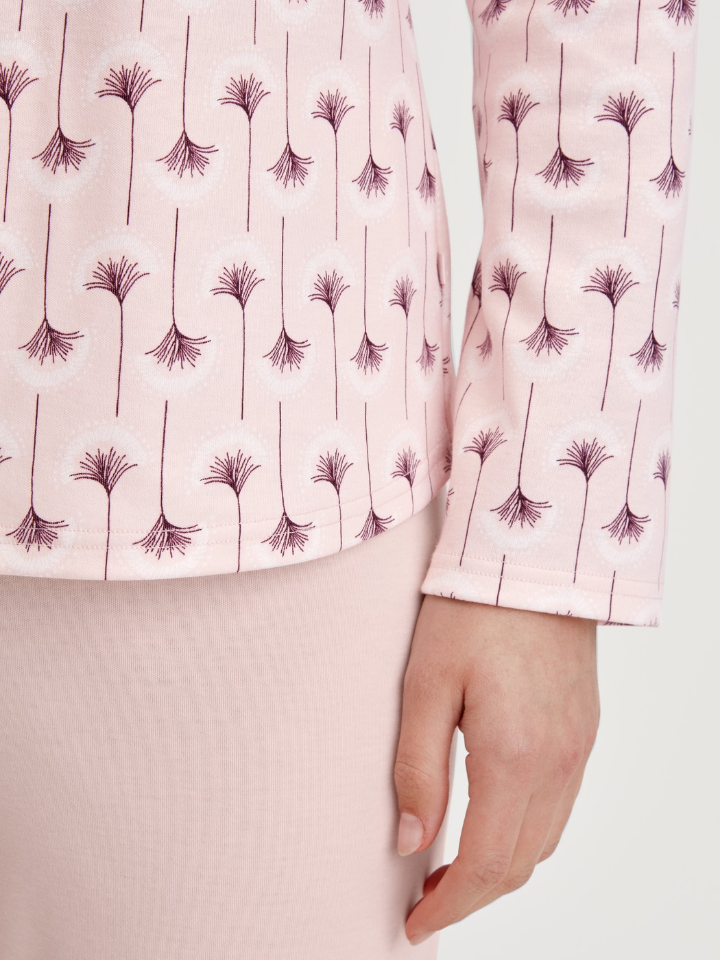 Damen-Model trägt Pyjama, lang aus 100% Baumwolle in Rosa, Floral aus Serie Midnight Flowers von CALIDA, Detail