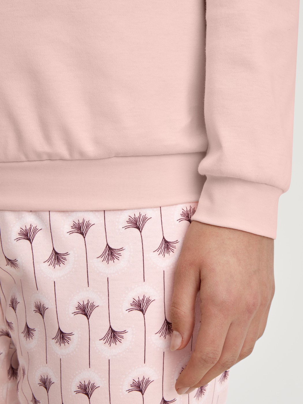 Damen-Model trägt Bündchen-Pyjama aus 100% Baumwolle in Rosa, Floral aus Serie Midnight Flowers von CALIDA, Detail